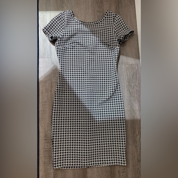 Dynamite - Bodycon Dress - Low Back V - Pencil Dress - Small - Houndstooth - Picture 7 of 11